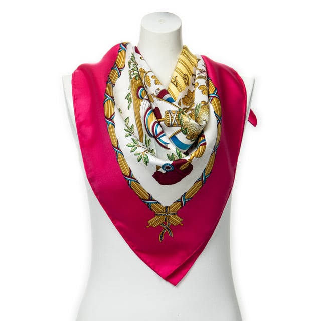 Hermès Accessoires Scarf  Sjaal in de Fuchsia/Ivoor/Goud Zijde in de None  hardware. Het product is in In Perfecte Staat (AA).
  Afmetingen: 90 cm
    Maat: None 
  Inclusief accessoires: Box
  
  BrandCo Paris vindt zeldzame artikelen in de beste staat voor ongelooflijke prijzen. Het is de moeite waard om geduldig te zijn! Koop met vertrouwen: alle artikelen van BrandCo Paris worden zorgvuldig geselecteerd en geverifieerd door ons team van experts.

  Alle artikelen worden geleverd met een certificaat van echtheid en verpakt door BrandCo Paris.

  Classificatietabel voor de conditie van het artikel:

  N (als nieuw)
  AA (perfecte staat)
  A (uitstekende staat)
  AB (zeer goede staat)
  B (goede/redelijke staat)