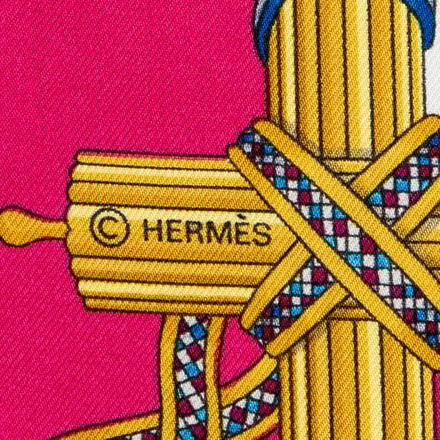 Hermès Accessoires Scarf  Sjaal in de Fuchsia/Ivoor/Goud Zijde in de None  hardware. Het product is in In Perfecte Staat (AA).
  Afmetingen: 90 cm
    Maat: None 
  Inclusief accessoires: Box
  
  BrandCo Paris vindt zeldzame artikelen in de beste staat voor ongelooflijke prijzen. Het is de moeite waard om geduldig te zijn! Koop met vertrouwen: alle artikelen van BrandCo Paris worden zorgvuldig geselecteerd en geverifieerd door ons team van experts.

  Alle artikelen worden geleverd met een certificaat van echtheid en verpakt door BrandCo Paris.

  Classificatietabel voor de conditie van het artikel:

  N (als nieuw)
  AA (perfecte staat)
  A (uitstekende staat)
  AB (zeer goede staat)
  B (goede/redelijke staat)