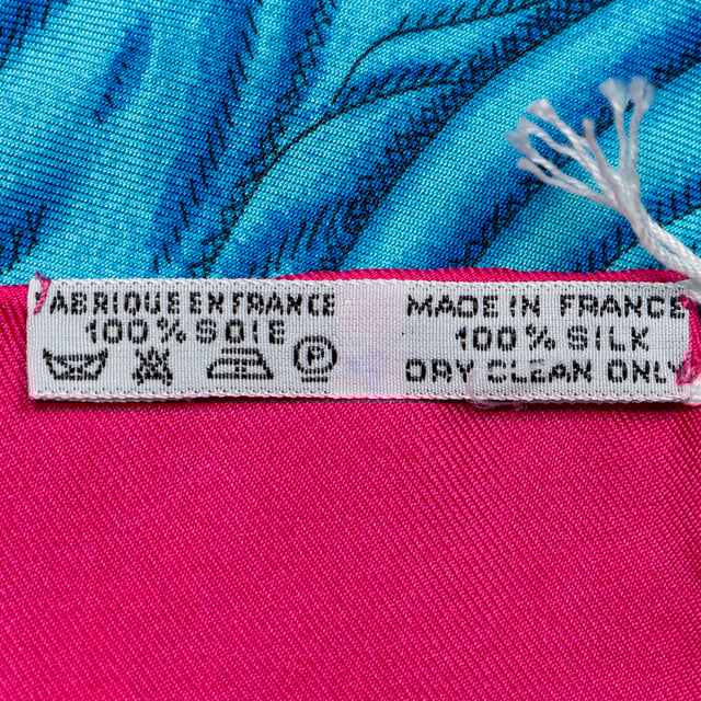 Hermès Accessoires Scarf  Sjaal in de Fuchsia/Ivoor/Goud Zijde in de None  hardware. Het product is in In Perfecte Staat (AA).
  Afmetingen: 90 cm
    Maat: None 
  Inclusief accessoires: Box
  
  BrandCo Paris vindt zeldzame artikelen in de beste staat voor ongelooflijke prijzen. Het is de moeite waard om geduldig te zijn! Koop met vertrouwen: alle artikelen van BrandCo Paris worden zorgvuldig geselecteerd en geverifieerd door ons team van experts.

  Alle artikelen worden geleverd met een certificaat van echtheid en verpakt door BrandCo Paris.

  Classificatietabel voor de conditie van het artikel:

  N (als nieuw)
  AA (perfecte staat)
  A (uitstekende staat)
  AB (zeer goede staat)
  B (goede/redelijke staat)