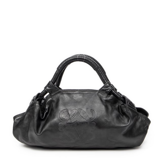 Loewe Bolsos Aire Hobo  Bolso en Negro Piel de becerro y Oro hardware. El producto esta en Excelentes Condiciones (A).
  Dimensiones: 29x19x16 cm 
  Accesorios incluidos: None
  Notas de Exterior: "Ligeros rasguños en el exterior de la carrocería, Ligeras marcas de suciedad"
  BrandCo Paris encuentra artículos raros y en las mejores condiciones a precios increíbles. ¡Vale la pena tener paciencia! Compra con confianza: todos los artículos de BrandCo Paris son seleccionados y autenticados cuidadosamente por nuestro equipo de expertos.
  Todos los artículos vienen con un certificado de autenticidad y un embalaje entregado por BrandCo Paris.
  Tabla de clasificación de la condición del artículo
  N (como nuevo)
  AA (perfecto estado)
  A (excelente estado)
  AB (muy buen estado)
  B (bueno/regular)