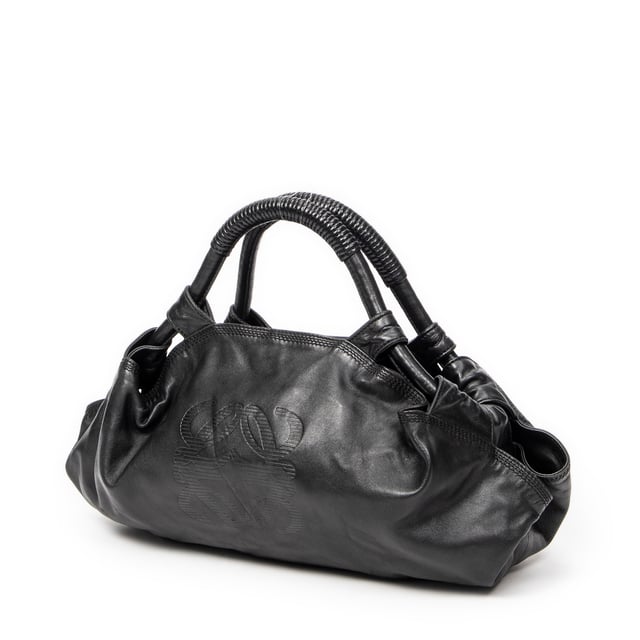 Loewe Bolsos Aire Hobo  Bolso en Negro Piel de becerro y Oro hardware. El producto esta en Excelentes Condiciones (A).
  Dimensiones: 29x19x16 cm 
  Accesorios incluidos: None
  Notas de Exterior: "Ligeros rasguños en el exterior de la carrocería, Ligeras marcas de suciedad"
  BrandCo Paris encuentra artículos raros y en las mejores condiciones a precios increíbles. ¡Vale la pena tener paciencia! Compra con confianza: todos los artículos de BrandCo Paris son seleccionados y autenticados cuidadosamente por nuestro equipo de expertos.
  Todos los artículos vienen con un certificado de autenticidad y un embalaje entregado por BrandCo Paris.
  Tabla de clasificación de la condición del artículo
  N (como nuevo)
  AA (perfecto estado)
  A (excelente estado)
  AB (muy buen estado)
  B (bueno/regular)