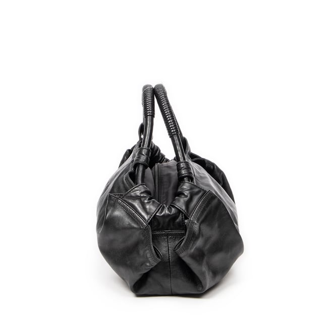 Loewe Bolsos Aire Hobo  Bolso en Negro Piel de becerro y Oro hardware. El producto esta en Excelentes Condiciones (A).
  Dimensiones: 29x19x16 cm 
  Accesorios incluidos: None
  Notas de Exterior: "Ligeros rasguños en el exterior de la carrocería, Ligeras marcas de suciedad"
  BrandCo Paris encuentra artículos raros y en las mejores condiciones a precios increíbles. ¡Vale la pena tener paciencia! Compra con confianza: todos los artículos de BrandCo Paris son seleccionados y autenticados cuidadosamente por nuestro equipo de expertos.
  Todos los artículos vienen con un certificado de autenticidad y un embalaje entregado por BrandCo Paris.
  Tabla de clasificación de la condición del artículo
  N (como nuevo)
  AA (perfecto estado)
  A (excelente estado)
  AB (muy buen estado)
  B (bueno/regular)