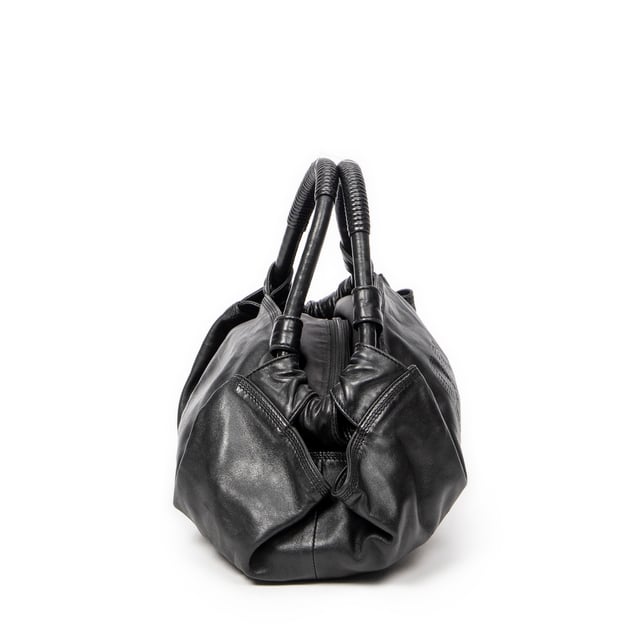 Loewe Bolsos Aire Hobo  Bolso en Negro Piel de becerro y Oro hardware. El producto esta en Excelentes Condiciones (A).
  Dimensiones: 29x19x16 cm 
  Accesorios incluidos: None
  Notas de Exterior: "Ligeros rasguños en el exterior de la carrocería, Ligeras marcas de suciedad"
  BrandCo Paris encuentra artículos raros y en las mejores condiciones a precios increíbles. ¡Vale la pena tener paciencia! Compra con confianza: todos los artículos de BrandCo Paris son seleccionados y autenticados cuidadosamente por nuestro equipo de expertos.
  Todos los artículos vienen con un certificado de autenticidad y un embalaje entregado por BrandCo Paris.
  Tabla de clasificación de la condición del artículo
  N (como nuevo)
  AA (perfecto estado)
  A (excelente estado)
  AB (muy buen estado)
  B (bueno/regular)