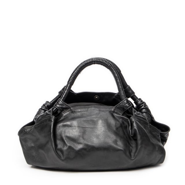 Loewe Bolsos Aire Hobo  Bolso en Negro Piel de becerro y Oro hardware. El producto esta en Excelentes Condiciones (A).
  Dimensiones: 29x19x16 cm 
  Accesorios incluidos: None
  Notas de Exterior: "Ligeros rasguños en el exterior de la carrocería, Ligeras marcas de suciedad"
  BrandCo Paris encuentra artículos raros y en las mejores condiciones a precios increíbles. ¡Vale la pena tener paciencia! Compra con confianza: todos los artículos de BrandCo Paris son seleccionados y autenticados cuidadosamente por nuestro equipo de expertos.
  Todos los artículos vienen con un certificado de autenticidad y un embalaje entregado por BrandCo Paris.
  Tabla de clasificación de la condición del artículo
  N (como nuevo)
  AA (perfecto estado)
  A (excelente estado)
  AB (muy buen estado)
  B (bueno/regular)