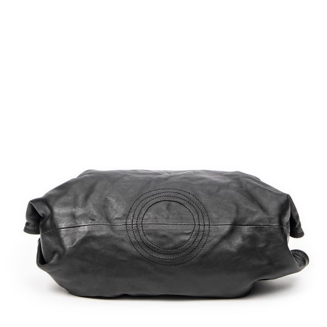 Loewe Bolsos Aire Hobo  Bolso en Negro Piel de becerro y Oro hardware. El producto esta en Excelentes Condiciones (A).
  Dimensiones: 29x19x16 cm 
  Accesorios incluidos: None
  Notas de Exterior: "Ligeros rasguños en el exterior de la carrocería, Ligeras marcas de suciedad"
  BrandCo Paris encuentra artículos raros y en las mejores condiciones a precios increíbles. ¡Vale la pena tener paciencia! Compra con confianza: todos los artículos de BrandCo Paris son seleccionados y autenticados cuidadosamente por nuestro equipo de expertos.
  Todos los artículos vienen con un certificado de autenticidad y un embalaje entregado por BrandCo Paris.
  Tabla de clasificación de la condición del artículo
  N (como nuevo)
  AA (perfecto estado)
  A (excelente estado)
  AB (muy buen estado)
  B (bueno/regular)