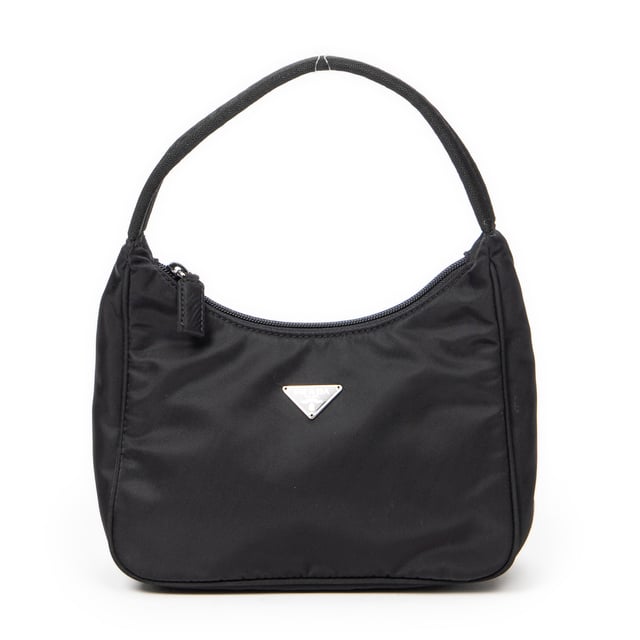 Prada Taschen Mini Zip Hobo  Handtasche und Schwarz Leinwand und Silber hardware. Das Produkt ist auf in ausgezeichnetem Zustand (A).
  Abmessungen: 21x19x8 cm 
  Zubehör inklusive: None
  
  BrandCo Paris hat seltene Artikel und die besten Konditionen zu unglaublichen Preisen vorgestellt. Geduld lohnt sich! Kaufen Sie mit Vertrauen: Alle Artikel von BrandCo Paris sind von unserem Expertenteam ausgewählt und authentisch.
  Alle Artikel enthalten ein Echtheitszertifikat und wurden von BrandCo Paris übernommen.
  Tabelle zur Klassifizierung des Artikelzustands
  N (wie neu)
  AA (perfekter Zustand)
  A (ausgezeichneter Zustand)
  AB (sehr guter Zustand)
  B (gut/mittelmäßig)