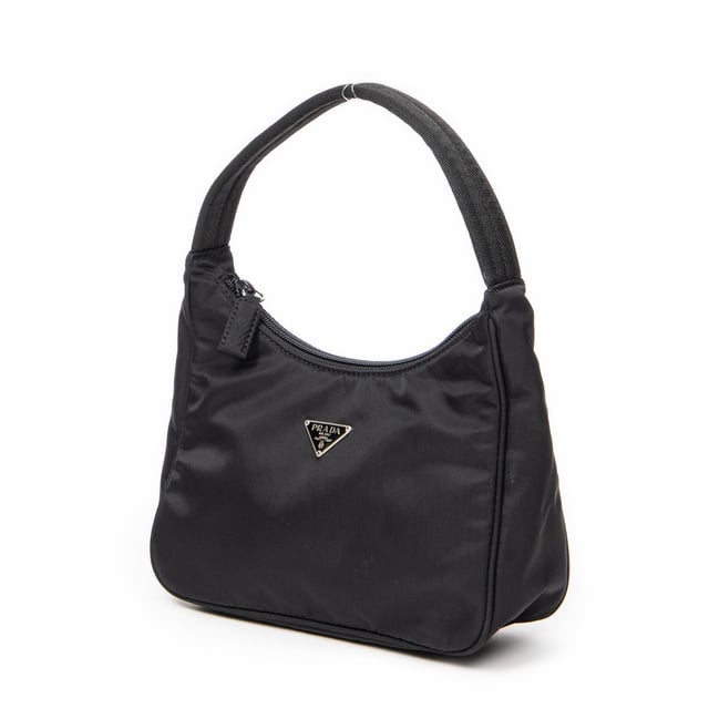 Prada Taschen Mini Zip Hobo  Handtasche und Schwarz Leinwand und Silber hardware. Das Produkt ist auf in ausgezeichnetem Zustand (A).
  Abmessungen: 21x19x8 cm 
  Zubehör inklusive: None
  
  BrandCo Paris hat seltene Artikel und die besten Konditionen zu unglaublichen Preisen vorgestellt. Geduld lohnt sich! Kaufen Sie mit Vertrauen: Alle Artikel von BrandCo Paris sind von unserem Expertenteam ausgewählt und authentisch.
  Alle Artikel enthalten ein Echtheitszertifikat und wurden von BrandCo Paris übernommen.
  Tabelle zur Klassifizierung des Artikelzustands
  N (wie neu)
  AA (perfekter Zustand)
  A (ausgezeichneter Zustand)
  AB (sehr guter Zustand)
  B (gut/mittelmäßig)