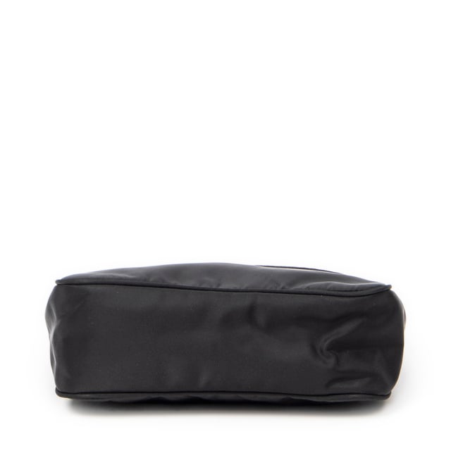 Prada Taschen Mini Zip Hobo  Handtasche und Schwarz Leinwand und Silber hardware. Das Produkt ist auf in ausgezeichnetem Zustand (A).
  Abmessungen: 21x19x8 cm 
  Zubehör inklusive: None
  
  BrandCo Paris hat seltene Artikel und die besten Konditionen zu unglaublichen Preisen vorgestellt. Geduld lohnt sich! Kaufen Sie mit Vertrauen: Alle Artikel von BrandCo Paris sind von unserem Expertenteam ausgewählt und authentisch.
  Alle Artikel enthalten ein Echtheitszertifikat und wurden von BrandCo Paris übernommen.
  Tabelle zur Klassifizierung des Artikelzustands
  N (wie neu)
  AA (perfekter Zustand)
  A (ausgezeichneter Zustand)
  AB (sehr guter Zustand)
  B (gut/mittelmäßig)