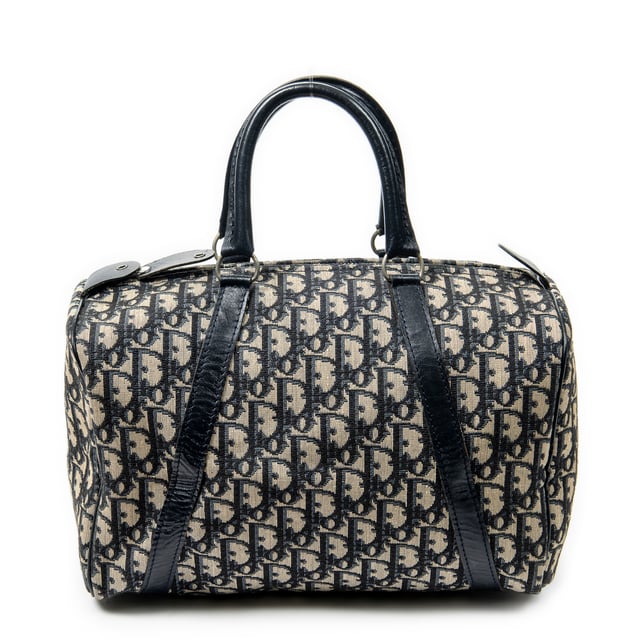 Dior Bolsos Vintage Small Trotter Boston  Bolso en Azul marino/Beige Lienzo y Plata hardware. El producto esta en Muy Buenas Condiciones (AB).
  Dimensiones: 31x17x16 cm 
  Accesorios incluidos: None
  Notas de Exterior: "Exterior ligeramente arrugado, lona descolorida"
  BrandCo Paris encuentra artículos raros y en las mejores condiciones a precios increíbles. ¡Vale la pena tener paciencia! Compra con confianza: todos los artículos de BrandCo Paris son seleccionados y autenticados cuidadosamente por nuestro equipo de expertos.
  Todos los artículos vienen con un certificado de autenticidad y un embalaje entregado por BrandCo Paris.
  Tabla de clasificación de la condición del artículo
  N (como nuevo)
  AA (perfecto estado)
  A (excelente estado)
  AB (muy buen estado)
  B (bueno/regular)