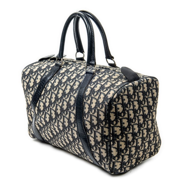 Dior Bolsos Vintage Small Trotter Boston  Bolso en Azul marino/Beige Lienzo y Plata hardware. El producto esta en Muy Buenas Condiciones (AB).
  Dimensiones: 31x17x16 cm 
  Accesorios incluidos: None
  Notas de Exterior: "Exterior ligeramente arrugado, lona descolorida"
  BrandCo Paris encuentra artículos raros y en las mejores condiciones a precios increíbles. ¡Vale la pena tener paciencia! Compra con confianza: todos los artículos de BrandCo Paris son seleccionados y autenticados cuidadosamente por nuestro equipo de expertos.
  Todos los artículos vienen con un certificado de autenticidad y un embalaje entregado por BrandCo Paris.
  Tabla de clasificación de la condición del artículo
  N (como nuevo)
  AA (perfecto estado)
  A (excelente estado)
  AB (muy buen estado)
  B (bueno/regular)