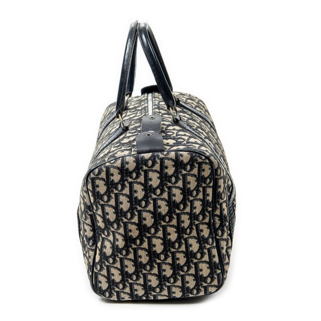 Dior Bolsos Vintage Small Trotter Boston  Bolso en Azul marino/Beige Lienzo y Plata hardware. El producto esta en Muy Buenas Condiciones (AB).
  Dimensiones: 31x17x16 cm 
  Accesorios incluidos: None
  Notas de Exterior: "Exterior ligeramente arrugado, lona descolorida"
  BrandCo Paris encuentra artículos raros y en las mejores condiciones a precios increíbles. ¡Vale la pena tener paciencia! Compra con confianza: todos los artículos de BrandCo Paris son seleccionados y autenticados cuidadosamente por nuestro equipo de expertos.
  Todos los artículos vienen con un certificado de autenticidad y un embalaje entregado por BrandCo Paris.
  Tabla de clasificación de la condición del artículo
  N (como nuevo)
  AA (perfecto estado)
  A (excelente estado)
  AB (muy buen estado)
  B (bueno/regular)
