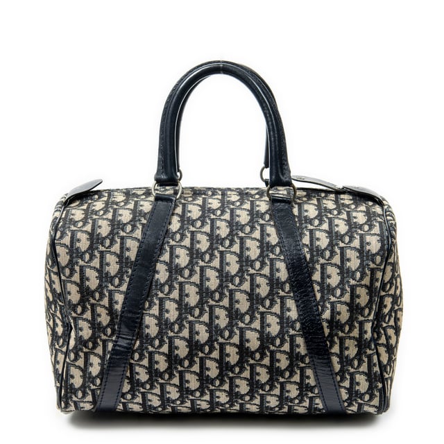 Dior Bolsos Vintage Small Trotter Boston  Bolso en Azul marino/Beige Lienzo y Plata hardware. El producto esta en Muy Buenas Condiciones (AB).
  Dimensiones: 31x17x16 cm 
  Accesorios incluidos: None
  Notas de Exterior: "Exterior ligeramente arrugado, lona descolorida"
  BrandCo Paris encuentra artículos raros y en las mejores condiciones a precios increíbles. ¡Vale la pena tener paciencia! Compra con confianza: todos los artículos de BrandCo Paris son seleccionados y autenticados cuidadosamente por nuestro equipo de expertos.
  Todos los artículos vienen con un certificado de autenticidad y un embalaje entregado por BrandCo Paris.
  Tabla de clasificación de la condición del artículo
  N (como nuevo)
  AA (perfecto estado)
  A (excelente estado)
  AB (muy buen estado)
  B (bueno/regular)