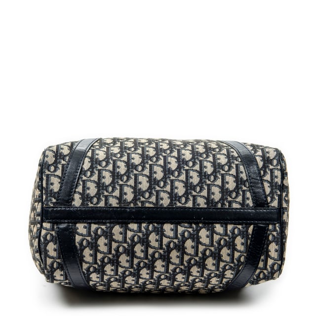 Dior Bolsos Vintage Small Trotter Boston  Bolso en Azul marino/Beige Lienzo y Plata hardware. El producto esta en Muy Buenas Condiciones (AB).
  Dimensiones: 31x17x16 cm 
  Accesorios incluidos: None
  Notas de Exterior: "Exterior ligeramente arrugado, lona descolorida"
  BrandCo Paris encuentra artículos raros y en las mejores condiciones a precios increíbles. ¡Vale la pena tener paciencia! Compra con confianza: todos los artículos de BrandCo Paris son seleccionados y autenticados cuidadosamente por nuestro equipo de expertos.
  Todos los artículos vienen con un certificado de autenticidad y un embalaje entregado por BrandCo Paris.
  Tabla de clasificación de la condición del artículo
  N (como nuevo)
  AA (perfecto estado)
  A (excelente estado)
  AB (muy buen estado)
  B (bueno/regular)