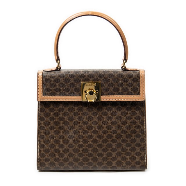 Celine Bolsos Vintage Flap Top Handle  Bolso en Beige/Marrón Lona recubierta y Oro hardware. El producto esta en Excelentes Condiciones (A).
  Dimensiones: 23x20x9 cm 
  Accesorios incluidos: None
  Notas de Exterior: Ligeras marcas de suciedad
Notas de Interior: Ligeras marcas de suciedad en la solapa interior
Notas de la correa/asa: Ligeras marcas de suciedad
  BrandCo Paris encuentra artículos raros y en las mejores condiciones a precios increíbles. ¡Vale la pena tener paciencia! Compra con confianza: todos los artículos de BrandCo Paris son seleccionados y autenticados cuidadosamente por nuestro equipo de expertos.
  Todos los artículos vienen con un certificado de autenticidad y un embalaje entregado por BrandCo Paris.
  Tabla de clasificación de la condición del artículo
  N (como nuevo)
  AA (perfecto estado)
  A (excelente estado)
  AB (muy buen estado)
  B (bueno/regular)