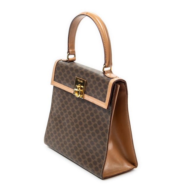 Celine Bolsos Vintage Flap Top Handle  Bolso en Beige/Marrón Lona recubierta y Oro hardware. El producto esta en Excelentes Condiciones (A).
  Dimensiones: 23x20x9 cm 
  Accesorios incluidos: None
  Notas de Exterior: Ligeras marcas de suciedad
Notas de Interior: Ligeras marcas de suciedad en la solapa interior
Notas de la correa/asa: Ligeras marcas de suciedad
  BrandCo Paris encuentra artículos raros y en las mejores condiciones a precios increíbles. ¡Vale la pena tener paciencia! Compra con confianza: todos los artículos de BrandCo Paris son seleccionados y autenticados cuidadosamente por nuestro equipo de expertos.
  Todos los artículos vienen con un certificado de autenticidad y un embalaje entregado por BrandCo Paris.
  Tabla de clasificación de la condición del artículo
  N (como nuevo)
  AA (perfecto estado)
  A (excelente estado)
  AB (muy buen estado)
  B (bueno/regular)