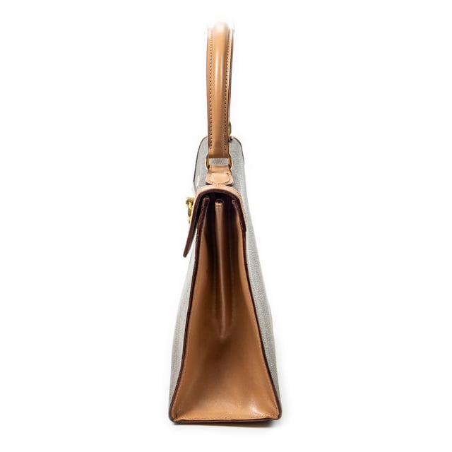 Celine Bolsos Vintage Flap Top Handle  Bolso en Beige/Marrón Lona recubierta y Oro hardware. El producto esta en Excelentes Condiciones (A).
  Dimensiones: 23x20x9 cm 
  Accesorios incluidos: None
  Notas de Exterior: Ligeras marcas de suciedad
Notas de Interior: Ligeras marcas de suciedad en la solapa interior
Notas de la correa/asa: Ligeras marcas de suciedad
  BrandCo Paris encuentra artículos raros y en las mejores condiciones a precios increíbles. ¡Vale la pena tener paciencia! Compra con confianza: todos los artículos de BrandCo Paris son seleccionados y autenticados cuidadosamente por nuestro equipo de expertos.
  Todos los artículos vienen con un certificado de autenticidad y un embalaje entregado por BrandCo Paris.
  Tabla de clasificación de la condición del artículo
  N (como nuevo)
  AA (perfecto estado)
  A (excelente estado)
  AB (muy buen estado)
  B (bueno/regular)