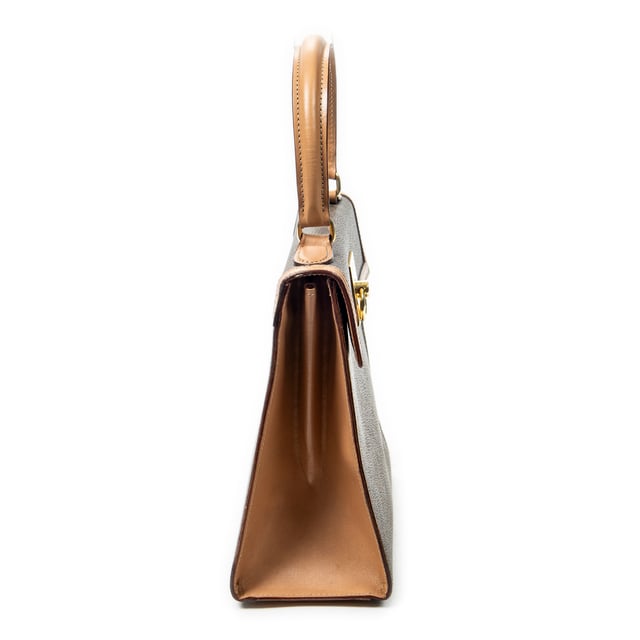 Celine Bolsos Vintage Flap Top Handle  Bolso en Beige/Marrón Lona recubierta y Oro hardware. El producto esta en Excelentes Condiciones (A).
  Dimensiones: 23x20x9 cm 
  Accesorios incluidos: None
  Notas de Exterior: Ligeras marcas de suciedad
Notas de Interior: Ligeras marcas de suciedad en la solapa interior
Notas de la correa/asa: Ligeras marcas de suciedad
  BrandCo Paris encuentra artículos raros y en las mejores condiciones a precios increíbles. ¡Vale la pena tener paciencia! Compra con confianza: todos los artículos de BrandCo Paris son seleccionados y autenticados cuidadosamente por nuestro equipo de expertos.
  Todos los artículos vienen con un certificado de autenticidad y un embalaje entregado por BrandCo Paris.
  Tabla de clasificación de la condición del artículo
  N (como nuevo)
  AA (perfecto estado)
  A (excelente estado)
  AB (muy buen estado)
  B (bueno/regular)