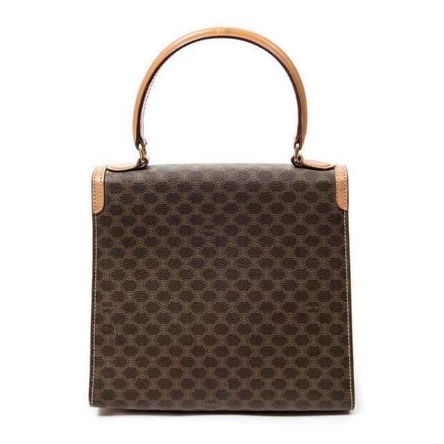 Celine Bolsos Vintage Flap Top Handle  Bolso en Beige/Marrón Lona recubierta y Oro hardware. El producto esta en Excelentes Condiciones (A).
  Dimensiones: 23x20x9 cm 
  Accesorios incluidos: None
  Notas de Exterior: Ligeras marcas de suciedad
Notas de Interior: Ligeras marcas de suciedad en la solapa interior
Notas de la correa/asa: Ligeras marcas de suciedad
  BrandCo Paris encuentra artículos raros y en las mejores condiciones a precios increíbles. ¡Vale la pena tener paciencia! Compra con confianza: todos los artículos de BrandCo Paris son seleccionados y autenticados cuidadosamente por nuestro equipo de expertos.
  Todos los artículos vienen con un certificado de autenticidad y un embalaje entregado por BrandCo Paris.
  Tabla de clasificación de la condición del artículo
  N (como nuevo)
  AA (perfecto estado)
  A (excelente estado)
  AB (muy buen estado)
  B (bueno/regular)