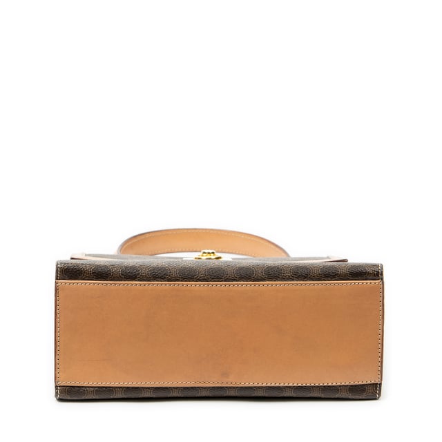 Celine Bolsos Vintage Flap Top Handle  Bolso en Beige/Marrón Lona recubierta y Oro hardware. El producto esta en Excelentes Condiciones (A).
  Dimensiones: 23x20x9 cm 
  Accesorios incluidos: None
  Notas de Exterior: Ligeras marcas de suciedad
Notas de Interior: Ligeras marcas de suciedad en la solapa interior
Notas de la correa/asa: Ligeras marcas de suciedad
  BrandCo Paris encuentra artículos raros y en las mejores condiciones a precios increíbles. ¡Vale la pena tener paciencia! Compra con confianza: todos los artículos de BrandCo Paris son seleccionados y autenticados cuidadosamente por nuestro equipo de expertos.
  Todos los artículos vienen con un certificado de autenticidad y un embalaje entregado por BrandCo Paris.
  Tabla de clasificación de la condición del artículo
  N (como nuevo)
  AA (perfecto estado)
  A (excelente estado)
  AB (muy buen estado)
  B (bueno/regular)