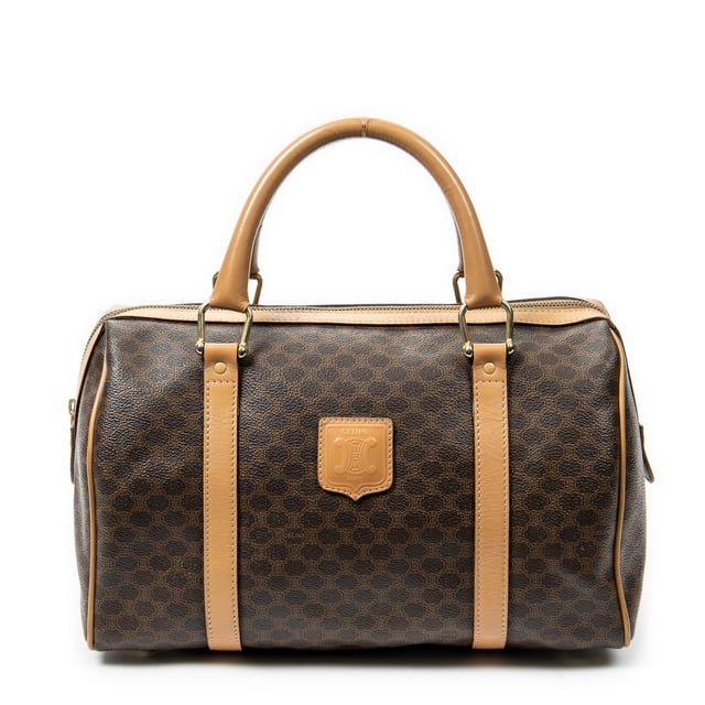 Celine Bolsos Vintage Small Boston  Bolso en Beige/Marrón Lona recubierta y Oro hardware. El producto esta en Excelentes Condiciones (A).
  Dimensiones: 30x21x13 cm 
  Accesorios incluidos: None
  Notas de Exterior: Ligeras marcas de suciedad
Notas de la correa/asa: Ligeras arrugas
  BrandCo Paris encuentra artículos raros y en las mejores condiciones a precios increíbles. ¡Vale la pena tener paciencia! Compra con confianza: todos los artículos de BrandCo Paris son seleccionados y autenticados cuidadosamente por nuestro equipo de expertos.
  Todos los artículos vienen con un certificado de autenticidad y un embalaje entregado por BrandCo Paris.
  Tabla de clasificación de la condición del artículo
  N (como nuevo)
  AA (perfecto estado)
  A (excelente estado)
  AB (muy buen estado)
  B (bueno/regular)