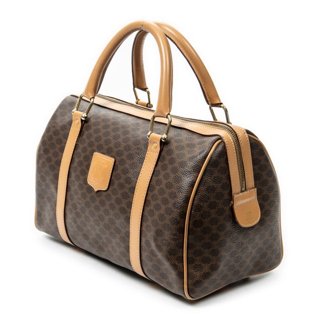 Celine Bolsos Vintage Small Boston  Bolso en Beige/Marrón Lona recubierta y Oro hardware. El producto esta en Excelentes Condiciones (A).
  Dimensiones: 30x21x13 cm 
  Accesorios incluidos: None
  Notas de Exterior: Ligeras marcas de suciedad
Notas de la correa/asa: Ligeras arrugas
  BrandCo Paris encuentra artículos raros y en las mejores condiciones a precios increíbles. ¡Vale la pena tener paciencia! Compra con confianza: todos los artículos de BrandCo Paris son seleccionados y autenticados cuidadosamente por nuestro equipo de expertos.
  Todos los artículos vienen con un certificado de autenticidad y un embalaje entregado por BrandCo Paris.
  Tabla de clasificación de la condición del artículo
  N (como nuevo)
  AA (perfecto estado)
  A (excelente estado)
  AB (muy buen estado)
  B (bueno/regular)