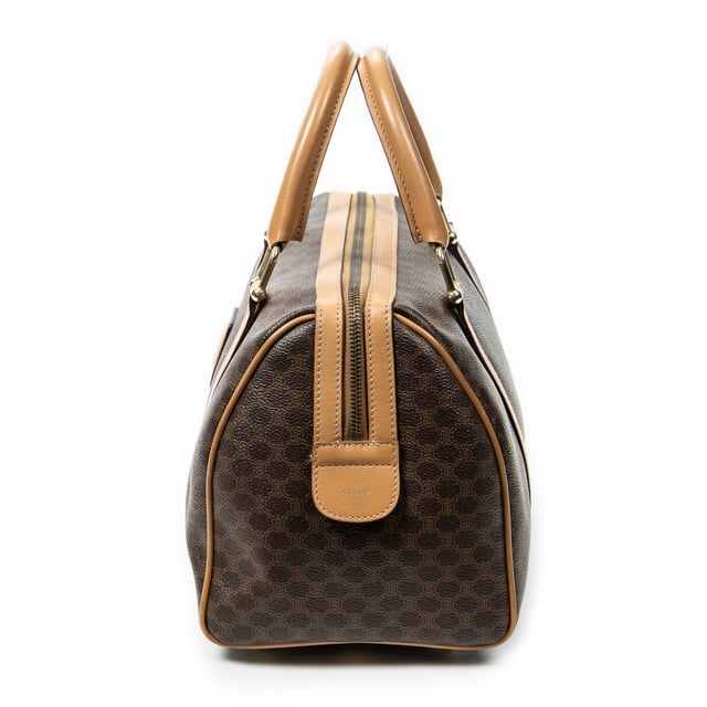 Celine Bolsos Vintage Small Boston  Bolso en Beige/Marrón Lona recubierta y Oro hardware. El producto esta en Excelentes Condiciones (A).
  Dimensiones: 30x21x13 cm 
  Accesorios incluidos: None
  Notas de Exterior: Ligeras marcas de suciedad
Notas de la correa/asa: Ligeras arrugas
  BrandCo Paris encuentra artículos raros y en las mejores condiciones a precios increíbles. ¡Vale la pena tener paciencia! Compra con confianza: todos los artículos de BrandCo Paris son seleccionados y autenticados cuidadosamente por nuestro equipo de expertos.
  Todos los artículos vienen con un certificado de autenticidad y un embalaje entregado por BrandCo Paris.
  Tabla de clasificación de la condición del artículo
  N (como nuevo)
  AA (perfecto estado)
  A (excelente estado)
  AB (muy buen estado)
  B (bueno/regular)