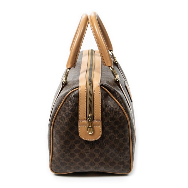 Celine Bolsos Vintage Small Boston  Bolso en Beige/Marrón Lona recubierta y Oro hardware. El producto esta en Excelentes Condiciones (A).
  Dimensiones: 30x21x13 cm 
  Accesorios incluidos: None
  Notas de Exterior: Ligeras marcas de suciedad
Notas de la correa/asa: Ligeras arrugas
  BrandCo Paris encuentra artículos raros y en las mejores condiciones a precios increíbles. ¡Vale la pena tener paciencia! Compra con confianza: todos los artículos de BrandCo Paris son seleccionados y autenticados cuidadosamente por nuestro equipo de expertos.
  Todos los artículos vienen con un certificado de autenticidad y un embalaje entregado por BrandCo Paris.
  Tabla de clasificación de la condición del artículo
  N (como nuevo)
  AA (perfecto estado)
  A (excelente estado)
  AB (muy buen estado)
  B (bueno/regular)