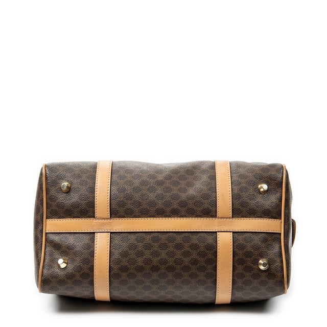 Celine Bolsos Vintage Small Boston  Bolso en Beige/Marrón Lona recubierta y Oro hardware. El producto esta en Excelentes Condiciones (A).
  Dimensiones: 30x21x13 cm 
  Accesorios incluidos: None
  Notas de Exterior: Ligeras marcas de suciedad
Notas de la correa/asa: Ligeras arrugas
  BrandCo Paris encuentra artículos raros y en las mejores condiciones a precios increíbles. ¡Vale la pena tener paciencia! Compra con confianza: todos los artículos de BrandCo Paris son seleccionados y autenticados cuidadosamente por nuestro equipo de expertos.
  Todos los artículos vienen con un certificado de autenticidad y un embalaje entregado por BrandCo Paris.
  Tabla de clasificación de la condición del artículo
  N (como nuevo)
  AA (perfecto estado)
  A (excelente estado)
  AB (muy buen estado)
  B (bueno/regular)
