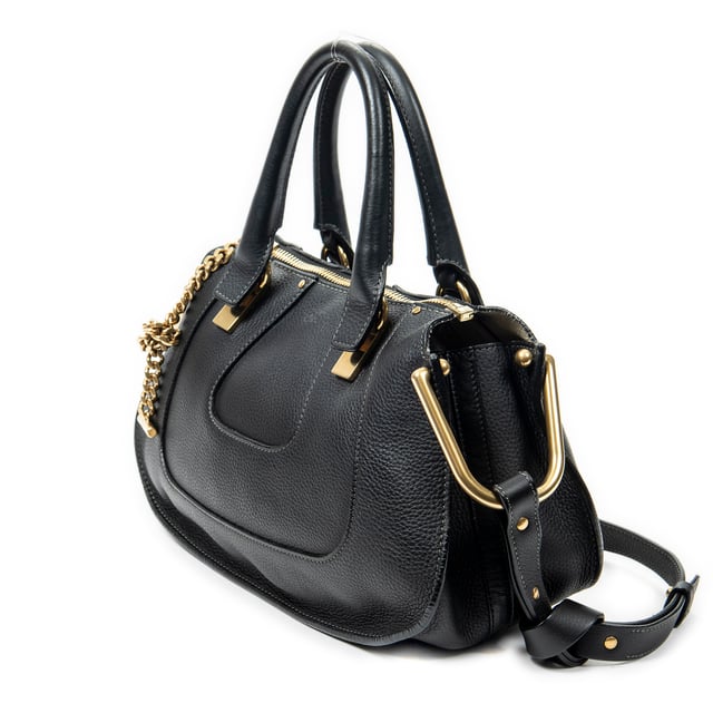 Chloé Bolsos Small Hayley Top Handle  Bolso de hombro en Negro Piel de becerro y Oro hardware. El producto esta en Perfectas Condiciones (AA).
  Dimensiones: 30x20x12 cm 
  Accesorios incluidos: Leather Strap
  
  BrandCo Paris encuentra artículos raros y en las mejores condiciones a precios increíbles. ¡Vale la pena tener paciencia! Compra con confianza: todos los artículos de BrandCo Paris son seleccionados y autenticados cuidadosamente por nuestro equipo de expertos.
  Todos los artículos vienen con un certificado de autenticidad y un embalaje entregado por BrandCo Paris.
  Tabla de clasificación de la condición del artículo
  N (como nuevo)
  AA (perfecto estado)
  A (excelente estado)
  AB (muy buen estado)
  B (bueno/regular)
