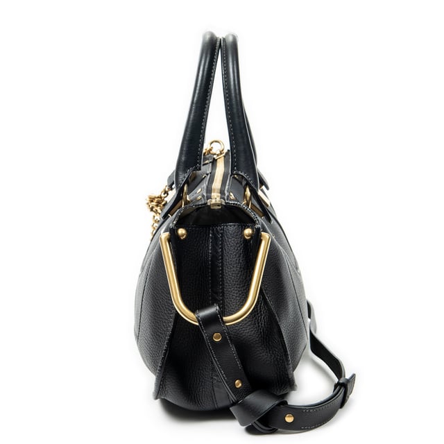 Chloé Bolsos Small Hayley Top Handle  Bolso de hombro en Negro Piel de becerro y Oro hardware. El producto esta en Perfectas Condiciones (AA).
  Dimensiones: 30x20x12 cm 
  Accesorios incluidos: Leather Strap
  
  BrandCo Paris encuentra artículos raros y en las mejores condiciones a precios increíbles. ¡Vale la pena tener paciencia! Compra con confianza: todos los artículos de BrandCo Paris son seleccionados y autenticados cuidadosamente por nuestro equipo de expertos.
  Todos los artículos vienen con un certificado de autenticidad y un embalaje entregado por BrandCo Paris.
  Tabla de clasificación de la condición del artículo
  N (como nuevo)
  AA (perfecto estado)
  A (excelente estado)
  AB (muy buen estado)
  B (bueno/regular)