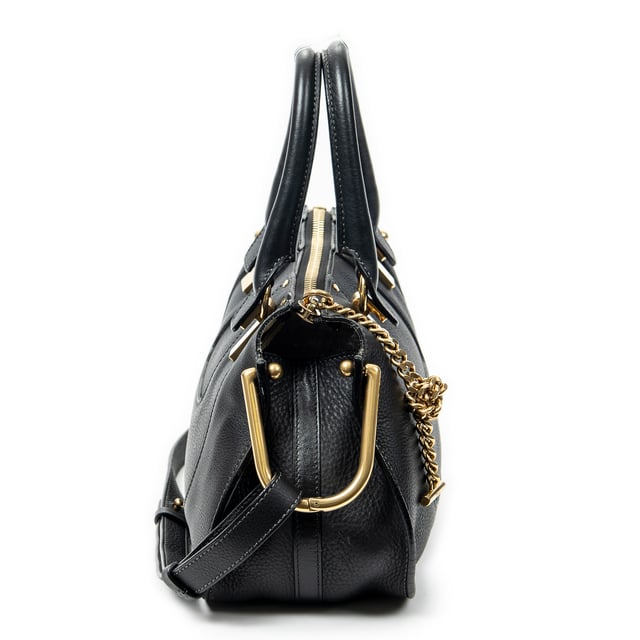 Chloé Bolsos Small Hayley Top Handle  Bolso de hombro en Negro Piel de becerro y Oro hardware. El producto esta en Perfectas Condiciones (AA).
  Dimensiones: 30x20x12 cm 
  Accesorios incluidos: Leather Strap
  
  BrandCo Paris encuentra artículos raros y en las mejores condiciones a precios increíbles. ¡Vale la pena tener paciencia! Compra con confianza: todos los artículos de BrandCo Paris son seleccionados y autenticados cuidadosamente por nuestro equipo de expertos.
  Todos los artículos vienen con un certificado de autenticidad y un embalaje entregado por BrandCo Paris.
  Tabla de clasificación de la condición del artículo
  N (como nuevo)
  AA (perfecto estado)
  A (excelente estado)
  AB (muy buen estado)
  B (bueno/regular)