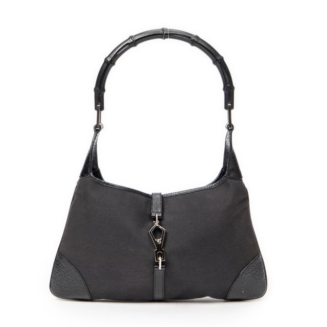 Gucci Tassen Bamboo Jackie Tote  Schoudertas in de Zwart Doek in de Zilver  hardware. Het product is in In Uitstekende Staat (A).
  Afmetingen: 20.5x33.5x2 cm 
  Inclusief accessoires: Dustbag
  Opmerkingen over de buitenkant: Licht geschaafde randen, Verkleurd canvas
  BrandCo Paris vindt zeldzame artikelen in de beste staat voor ongelooflijke prijzen. Het is de moeite waard om geduldig te zijn! Koop met vertrouwen: alle artikelen van BrandCo Paris worden zorgvuldig geselecteerd en geverifieerd door ons team van experts.

  Alle artikelen worden geleverd met een certificaat van echtheid en verpakt door BrandCo Paris.

  Classificatietabel voor de conditie van het artikel:

  N (als nieuw)
  AA (perfecte staat)
  A (uitstekende staat)
  AB (zeer goede staat)
  B (goede/redelijke staat)