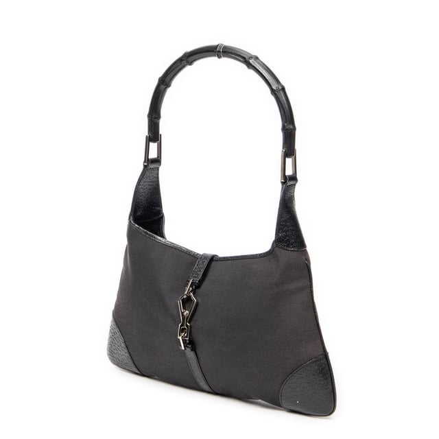 Gucci Tassen Bamboo Jackie Tote  Schoudertas in de Zwart Doek in de Zilver  hardware. Het product is in In Uitstekende Staat (A).
  Afmetingen: 20.5x33.5x2 cm 
  Inclusief accessoires: Dustbag
  Opmerkingen over de buitenkant: Licht geschaafde randen, Verkleurd canvas
  BrandCo Paris vindt zeldzame artikelen in de beste staat voor ongelooflijke prijzen. Het is de moeite waard om geduldig te zijn! Koop met vertrouwen: alle artikelen van BrandCo Paris worden zorgvuldig geselecteerd en geverifieerd door ons team van experts.

  Alle artikelen worden geleverd met een certificaat van echtheid en verpakt door BrandCo Paris.

  Classificatietabel voor de conditie van het artikel:

  N (als nieuw)
  AA (perfecte staat)
  A (uitstekende staat)
  AB (zeer goede staat)
  B (goede/redelijke staat)