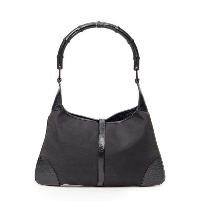 Gucci Tassen Bamboo Jackie Tote  Schoudertas in de Zwart Doek in de Zilver  hardware. Het product is in In Uitstekende Staat (A).
  Afmetingen: 20.5x33.5x2 cm 
  Inclusief accessoires: Dustbag
  Opmerkingen over de buitenkant: Licht geschaafde randen, Verkleurd canvas
  BrandCo Paris vindt zeldzame artikelen in de beste staat voor ongelooflijke prijzen. Het is de moeite waard om geduldig te zijn! Koop met vertrouwen: alle artikelen van BrandCo Paris worden zorgvuldig geselecteerd en geverifieerd door ons team van experts.

  Alle artikelen worden geleverd met een certificaat van echtheid en verpakt door BrandCo Paris.

  Classificatietabel voor de conditie van het artikel:

  N (als nieuw)
  AA (perfecte staat)
  A (uitstekende staat)
  AB (zeer goede staat)
  B (goede/redelijke staat)