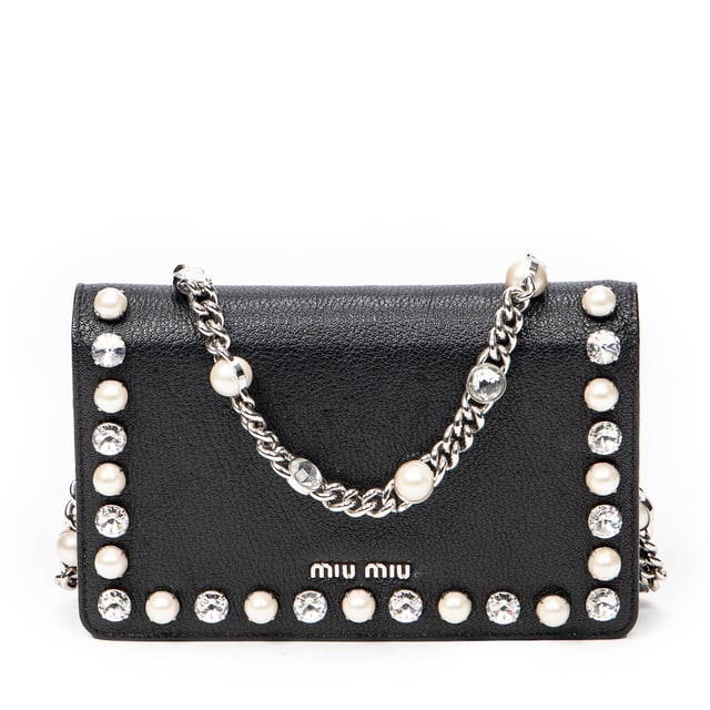 Miu Miu Taschen Rhinestone Pearl Chain Clutch  Umhängetasche und Schwarz Kalbsleder und Silber hardware. Das Produkt ist auf in einwandfreiem Zustand (AA).
  Abmessungen: 20x12x2 cm 
  Zubehör inklusive: None
  Äußere Hinweise: Leichte Kratzer an der Außenkarosserie
  BrandCo Paris hat seltene Artikel und die besten Konditionen zu unglaublichen Preisen vorgestellt. Geduld lohnt sich! Kaufen Sie mit Vertrauen: Alle Artikel von BrandCo Paris sind von unserem Expertenteam ausgewählt und authentisch.
  Alle Artikel enthalten ein Echtheitszertifikat und wurden von BrandCo Paris übernommen.
  Tabelle zur Klassifizierung des Artikelzustands
  N (wie neu)
  AA (perfekter Zustand)
  A (ausgezeichneter Zustand)
  AB (sehr guter Zustand)
  B (gut/mittelmäßig)