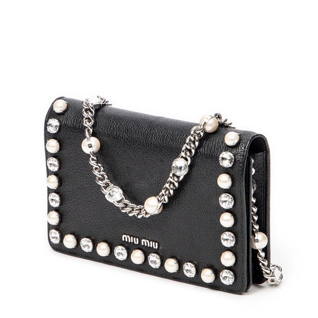 Miu Miu Taschen Rhinestone Pearl Chain Clutch  Umhängetasche und Schwarz Kalbsleder und Silber hardware. Das Produkt ist auf in einwandfreiem Zustand (AA).
  Abmessungen: 20x12x2 cm 
  Zubehör inklusive: None
  Äußere Hinweise: Leichte Kratzer an der Außenkarosserie
  BrandCo Paris hat seltene Artikel und die besten Konditionen zu unglaublichen Preisen vorgestellt. Geduld lohnt sich! Kaufen Sie mit Vertrauen: Alle Artikel von BrandCo Paris sind von unserem Expertenteam ausgewählt und authentisch.
  Alle Artikel enthalten ein Echtheitszertifikat und wurden von BrandCo Paris übernommen.
  Tabelle zur Klassifizierung des Artikelzustands
  N (wie neu)
  AA (perfekter Zustand)
  A (ausgezeichneter Zustand)
  AB (sehr guter Zustand)
  B (gut/mittelmäßig)