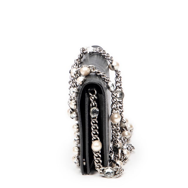 Miu Miu Taschen Rhinestone Pearl Chain Clutch  Umhängetasche und Schwarz Kalbsleder und Silber hardware. Das Produkt ist auf in einwandfreiem Zustand (AA).
  Abmessungen: 20x12x2 cm 
  Zubehör inklusive: None
  Äußere Hinweise: Leichte Kratzer an der Außenkarosserie
  BrandCo Paris hat seltene Artikel und die besten Konditionen zu unglaublichen Preisen vorgestellt. Geduld lohnt sich! Kaufen Sie mit Vertrauen: Alle Artikel von BrandCo Paris sind von unserem Expertenteam ausgewählt und authentisch.
  Alle Artikel enthalten ein Echtheitszertifikat und wurden von BrandCo Paris übernommen.
  Tabelle zur Klassifizierung des Artikelzustands
  N (wie neu)
  AA (perfekter Zustand)
  A (ausgezeichneter Zustand)
  AB (sehr guter Zustand)
  B (gut/mittelmäßig)
