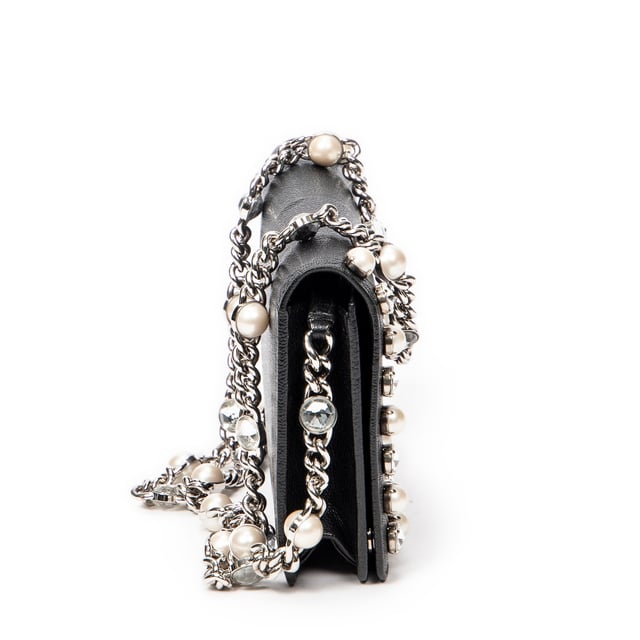 Miu Miu Taschen Rhinestone Pearl Chain Clutch  Umhängetasche und Schwarz Kalbsleder und Silber hardware. Das Produkt ist auf in einwandfreiem Zustand (AA).
  Abmessungen: 20x12x2 cm 
  Zubehör inklusive: None
  Äußere Hinweise: Leichte Kratzer an der Außenkarosserie
  BrandCo Paris hat seltene Artikel und die besten Konditionen zu unglaublichen Preisen vorgestellt. Geduld lohnt sich! Kaufen Sie mit Vertrauen: Alle Artikel von BrandCo Paris sind von unserem Expertenteam ausgewählt und authentisch.
  Alle Artikel enthalten ein Echtheitszertifikat und wurden von BrandCo Paris übernommen.
  Tabelle zur Klassifizierung des Artikelzustands
  N (wie neu)
  AA (perfekter Zustand)
  A (ausgezeichneter Zustand)
  AB (sehr guter Zustand)
  B (gut/mittelmäßig)