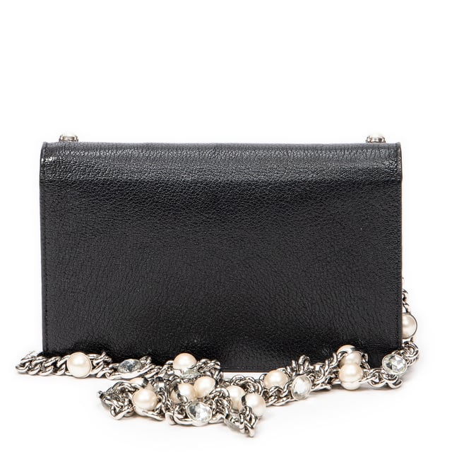 Miu Miu Taschen Rhinestone Pearl Chain Clutch  Umhängetasche und Schwarz Kalbsleder und Silber hardware. Das Produkt ist auf in einwandfreiem Zustand (AA).
  Abmessungen: 20x12x2 cm 
  Zubehör inklusive: None
  Äußere Hinweise: Leichte Kratzer an der Außenkarosserie
  BrandCo Paris hat seltene Artikel und die besten Konditionen zu unglaublichen Preisen vorgestellt. Geduld lohnt sich! Kaufen Sie mit Vertrauen: Alle Artikel von BrandCo Paris sind von unserem Expertenteam ausgewählt und authentisch.
  Alle Artikel enthalten ein Echtheitszertifikat und wurden von BrandCo Paris übernommen.
  Tabelle zur Klassifizierung des Artikelzustands
  N (wie neu)
  AA (perfekter Zustand)
  A (ausgezeichneter Zustand)
  AB (sehr guter Zustand)
  B (gut/mittelmäßig)