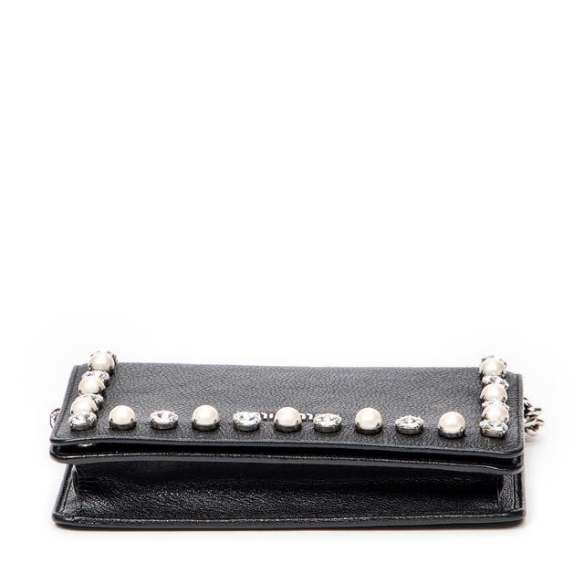 Miu Miu Taschen Rhinestone Pearl Chain Clutch  Umhängetasche und Schwarz Kalbsleder und Silber hardware. Das Produkt ist auf in einwandfreiem Zustand (AA).
  Abmessungen: 20x12x2 cm 
  Zubehör inklusive: None
  Äußere Hinweise: Leichte Kratzer an der Außenkarosserie
  BrandCo Paris hat seltene Artikel und die besten Konditionen zu unglaublichen Preisen vorgestellt. Geduld lohnt sich! Kaufen Sie mit Vertrauen: Alle Artikel von BrandCo Paris sind von unserem Expertenteam ausgewählt und authentisch.
  Alle Artikel enthalten ein Echtheitszertifikat und wurden von BrandCo Paris übernommen.
  Tabelle zur Klassifizierung des Artikelzustands
  N (wie neu)
  AA (perfekter Zustand)
  A (ausgezeichneter Zustand)
  AB (sehr guter Zustand)
  B (gut/mittelmäßig)