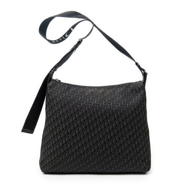 Dior Bolsos Trotter Hobo  Bolso de hombro en Negro Lienzo y Plata hardware. El producto esta en Excelentes Condiciones (A).
  Dimensiones: 34x28x9 cm 
  Accesorios incluidos: None
  Notas de Exterior: Ligeros rasguños en la esquina inferior
  BrandCo Paris encuentra artículos raros y en las mejores condiciones a precios increíbles. ¡Vale la pena tener paciencia! Compra con confianza: todos los artículos de BrandCo Paris son seleccionados y autenticados cuidadosamente por nuestro equipo de expertos.
  Todos los artículos vienen con un certificado de autenticidad y un embalaje entregado por BrandCo Paris.
  Tabla de clasificación de la condición del artículo
  N (como nuevo)
  AA (perfecto estado)
  A (excelente estado)
  AB (muy buen estado)
  B (bueno/regular)