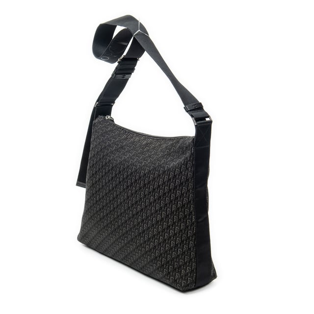 Dior Bolsos Trotter Hobo  Bolso de hombro en Negro Lienzo y Plata hardware. El producto esta en Excelentes Condiciones (A).
  Dimensiones: 34x28x9 cm 
  Accesorios incluidos: None
  Notas de Exterior: Ligeros rasguños en la esquina inferior
  BrandCo Paris encuentra artículos raros y en las mejores condiciones a precios increíbles. ¡Vale la pena tener paciencia! Compra con confianza: todos los artículos de BrandCo Paris son seleccionados y autenticados cuidadosamente por nuestro equipo de expertos.
  Todos los artículos vienen con un certificado de autenticidad y un embalaje entregado por BrandCo Paris.
  Tabla de clasificación de la condición del artículo
  N (como nuevo)
  AA (perfecto estado)
  A (excelente estado)
  AB (muy buen estado)
  B (bueno/regular)