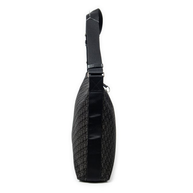 Dior Bolsos Trotter Hobo  Bolso de hombro en Negro Lienzo y Plata hardware. El producto esta en Excelentes Condiciones (A).
  Dimensiones: 34x28x9 cm 
  Accesorios incluidos: None
  Notas de Exterior: Ligeros rasguños en la esquina inferior
  BrandCo Paris encuentra artículos raros y en las mejores condiciones a precios increíbles. ¡Vale la pena tener paciencia! Compra con confianza: todos los artículos de BrandCo Paris son seleccionados y autenticados cuidadosamente por nuestro equipo de expertos.
  Todos los artículos vienen con un certificado de autenticidad y un embalaje entregado por BrandCo Paris.
  Tabla de clasificación de la condición del artículo
  N (como nuevo)
  AA (perfecto estado)
  A (excelente estado)
  AB (muy buen estado)
  B (bueno/regular)