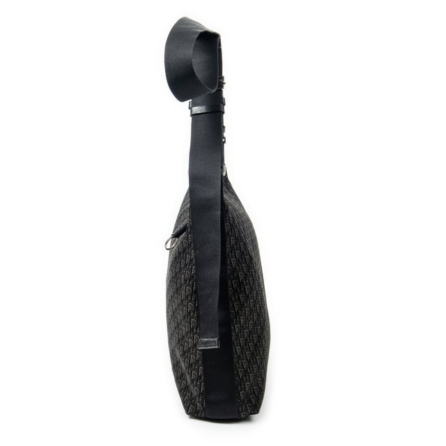 Dior Bolsos Trotter Hobo  Bolso de hombro en Negro Lienzo y Plata hardware. El producto esta en Excelentes Condiciones (A).
  Dimensiones: 34x28x9 cm 
  Accesorios incluidos: None
  Notas de Exterior: Ligeros rasguños en la esquina inferior
  BrandCo Paris encuentra artículos raros y en las mejores condiciones a precios increíbles. ¡Vale la pena tener paciencia! Compra con confianza: todos los artículos de BrandCo Paris son seleccionados y autenticados cuidadosamente por nuestro equipo de expertos.
  Todos los artículos vienen con un certificado de autenticidad y un embalaje entregado por BrandCo Paris.
  Tabla de clasificación de la condición del artículo
  N (como nuevo)
  AA (perfecto estado)
  A (excelente estado)
  AB (muy buen estado)
  B (bueno/regular)
