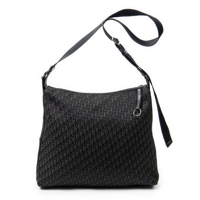 Dior Bolsos Trotter Hobo  Bolso de hombro en Negro Lienzo y Plata hardware. El producto esta en Excelentes Condiciones (A).
  Dimensiones: 34x28x9 cm 
  Accesorios incluidos: None
  Notas de Exterior: Ligeros rasguños en la esquina inferior
  BrandCo Paris encuentra artículos raros y en las mejores condiciones a precios increíbles. ¡Vale la pena tener paciencia! Compra con confianza: todos los artículos de BrandCo Paris son seleccionados y autenticados cuidadosamente por nuestro equipo de expertos.
  Todos los artículos vienen con un certificado de autenticidad y un embalaje entregado por BrandCo Paris.
  Tabla de clasificación de la condición del artículo
  N (como nuevo)
  AA (perfecto estado)
  A (excelente estado)
  AB (muy buen estado)
  B (bueno/regular)