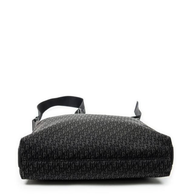 Dior Bolsos Trotter Hobo  Bolso de hombro en Negro Lienzo y Plata hardware. El producto esta en Excelentes Condiciones (A).
  Dimensiones: 34x28x9 cm 
  Accesorios incluidos: None
  Notas de Exterior: Ligeros rasguños en la esquina inferior
  BrandCo Paris encuentra artículos raros y en las mejores condiciones a precios increíbles. ¡Vale la pena tener paciencia! Compra con confianza: todos los artículos de BrandCo Paris son seleccionados y autenticados cuidadosamente por nuestro equipo de expertos.
  Todos los artículos vienen con un certificado de autenticidad y un embalaje entregado por BrandCo Paris.
  Tabla de clasificación de la condición del artículo
  N (como nuevo)
  AA (perfecto estado)
  A (excelente estado)
  AB (muy buen estado)
  B (bueno/regular)