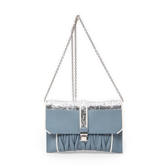 Miu Miu Taschen Chain Flap Clutch  Umhängetasche und Hellblau Kalbsleder und Silber hardware. Das Produkt ist auf in einwandfreiem Zustand (AA).
  Abmessungen: 21x14x3 cm 
  Zubehör inklusive: "Card; Chain Strap; Dustbag; Box"
  
  BrandCo Paris hat seltene Artikel und die besten Konditionen zu unglaublichen Preisen vorgestellt. Geduld lohnt sich! Kaufen Sie mit Vertrauen: Alle Artikel von BrandCo Paris sind von unserem Expertenteam ausgewählt und authentisch.
  Alle Artikel enthalten ein Echtheitszertifikat und wurden von BrandCo Paris übernommen.
  Tabelle zur Klassifizierung des Artikelzustands
  N (wie neu)
  AA (perfekter Zustand)
  A (ausgezeichneter Zustand)
  AB (sehr guter Zustand)
  B (gut/mittelmäßig)