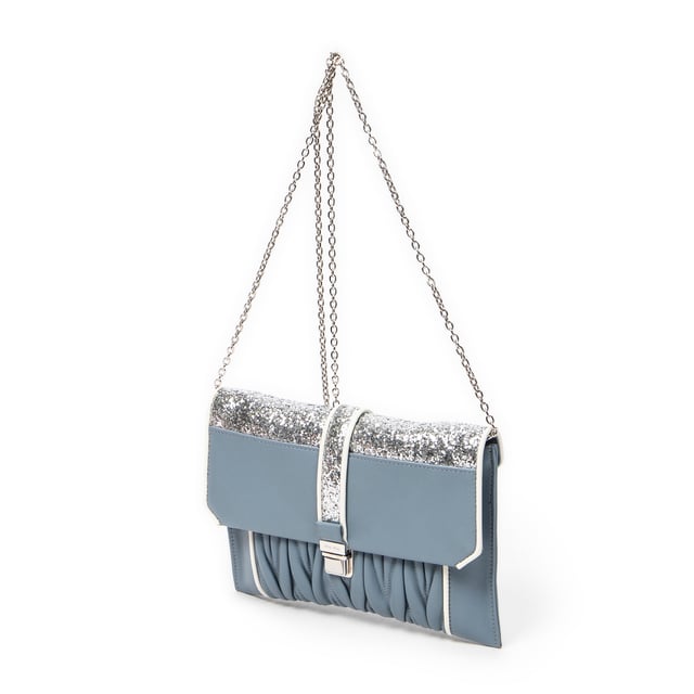 Miu Miu Taschen Chain Flap Clutch  Umhängetasche und Hellblau Kalbsleder und Silber hardware. Das Produkt ist auf in einwandfreiem Zustand (AA).
  Abmessungen: 21x14x3 cm 
  Zubehör inklusive: "Card; Chain Strap; Dustbag; Box"
  
  BrandCo Paris hat seltene Artikel und die besten Konditionen zu unglaublichen Preisen vorgestellt. Geduld lohnt sich! Kaufen Sie mit Vertrauen: Alle Artikel von BrandCo Paris sind von unserem Expertenteam ausgewählt und authentisch.
  Alle Artikel enthalten ein Echtheitszertifikat und wurden von BrandCo Paris übernommen.
  Tabelle zur Klassifizierung des Artikelzustands
  N (wie neu)
  AA (perfekter Zustand)
  A (ausgezeichneter Zustand)
  AB (sehr guter Zustand)
  B (gut/mittelmäßig)