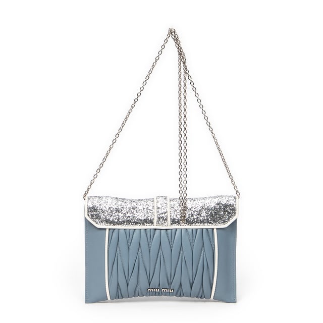 Miu Miu Taschen Chain Flap Clutch  Umhängetasche und Hellblau Kalbsleder und Silber hardware. Das Produkt ist auf in einwandfreiem Zustand (AA).
  Abmessungen: 21x14x3 cm 
  Zubehör inklusive: "Card; Chain Strap; Dustbag; Box"
  
  BrandCo Paris hat seltene Artikel und die besten Konditionen zu unglaublichen Preisen vorgestellt. Geduld lohnt sich! Kaufen Sie mit Vertrauen: Alle Artikel von BrandCo Paris sind von unserem Expertenteam ausgewählt und authentisch.
  Alle Artikel enthalten ein Echtheitszertifikat und wurden von BrandCo Paris übernommen.
  Tabelle zur Klassifizierung des Artikelzustands
  N (wie neu)
  AA (perfekter Zustand)
  A (ausgezeichneter Zustand)
  AB (sehr guter Zustand)
  B (gut/mittelmäßig)