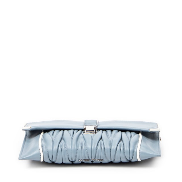 Miu Miu Taschen Chain Flap Clutch  Umhängetasche und Hellblau Kalbsleder und Silber hardware. Das Produkt ist auf in einwandfreiem Zustand (AA).
  Abmessungen: 21x14x3 cm 
  Zubehör inklusive: "Card; Chain Strap; Dustbag; Box"
  
  BrandCo Paris hat seltene Artikel und die besten Konditionen zu unglaublichen Preisen vorgestellt. Geduld lohnt sich! Kaufen Sie mit Vertrauen: Alle Artikel von BrandCo Paris sind von unserem Expertenteam ausgewählt und authentisch.
  Alle Artikel enthalten ein Echtheitszertifikat und wurden von BrandCo Paris übernommen.
  Tabelle zur Klassifizierung des Artikelzustands
  N (wie neu)
  AA (perfekter Zustand)
  A (ausgezeichneter Zustand)
  AB (sehr guter Zustand)
  B (gut/mittelmäßig)